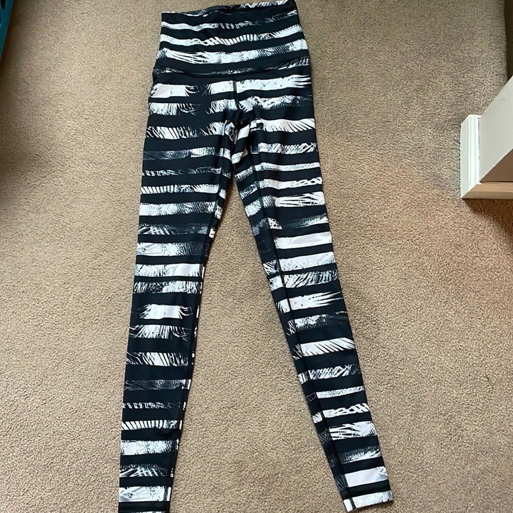 lululemon black and white print high waisted leggings
